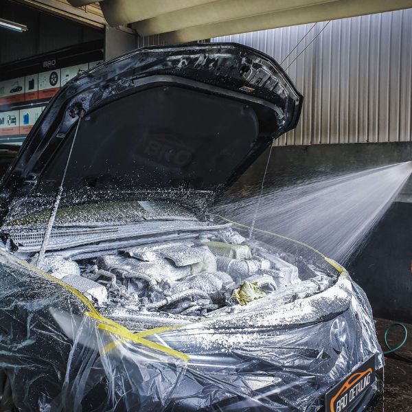 Vệ sinh khoang máy ô tô