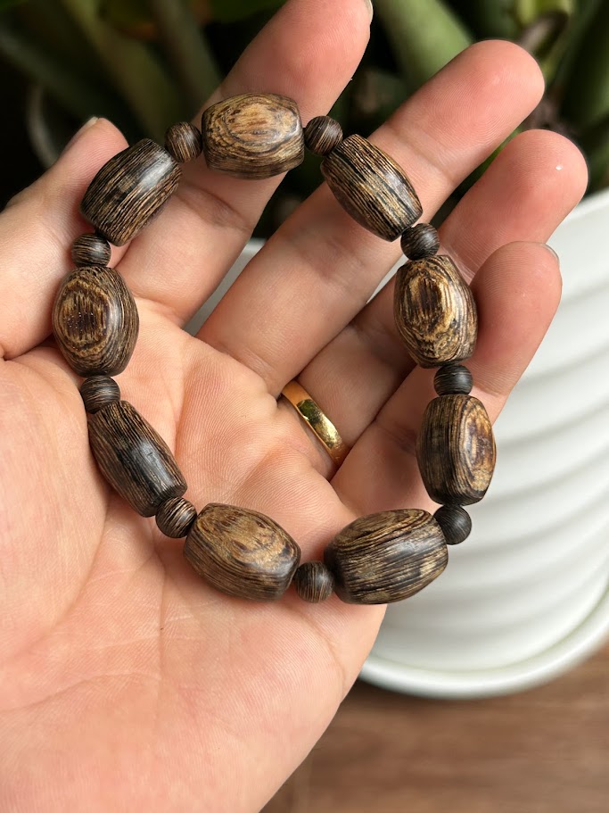 vòng tay trầm hương sánh chìm