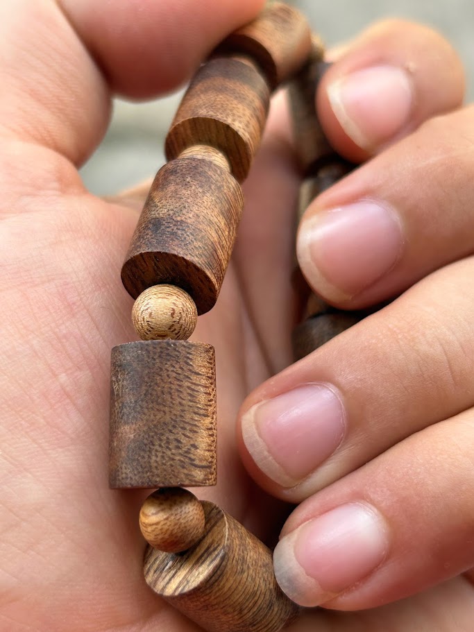 vòng tay trầm hương tự nhiên Lào kiểu trúc chuẩn trầm