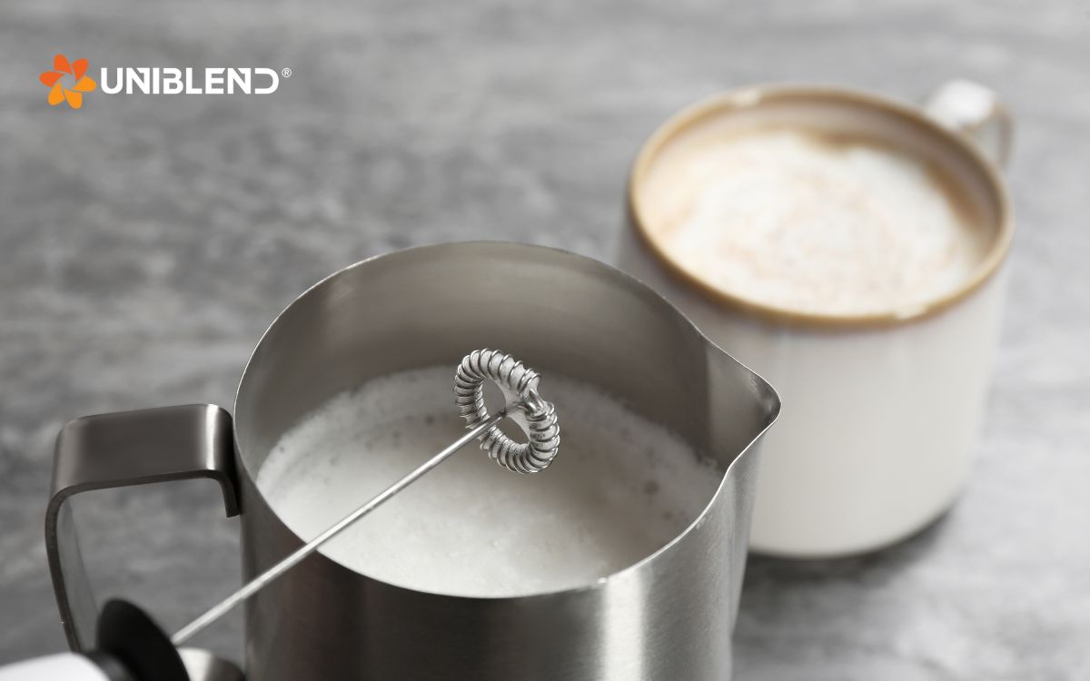 Cà phê hoặc cây đánh bọt hoặc ly đựng bị dính sữa, khi sử dụng để đánh bọt cà phê sẽ khiến bọt cà phê nhanh tan hơn