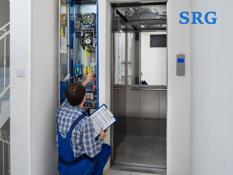 hướng dẫn trẻ nhỏ đi thang máy