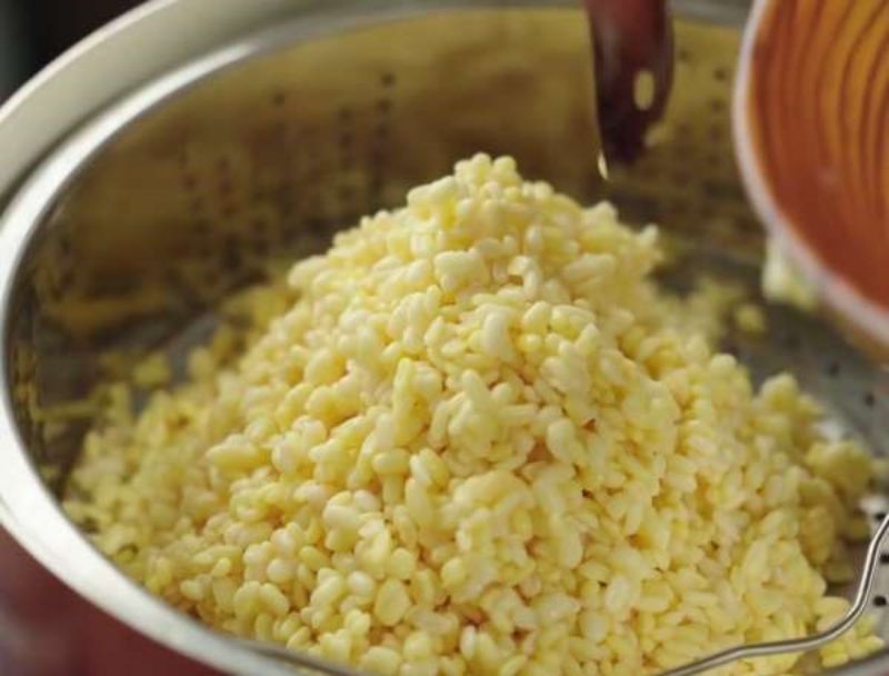 luộc đỗ xanh làm nhân chè trôi nước