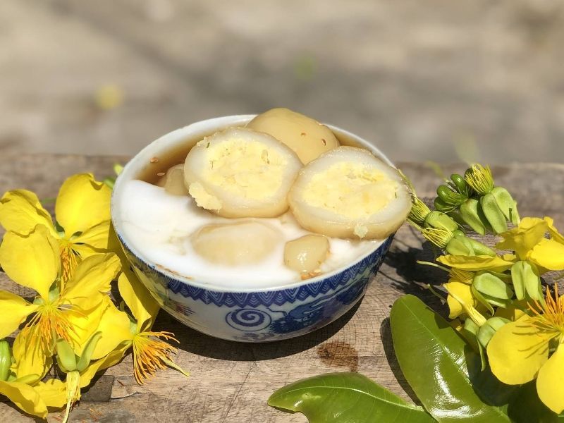 Chè trôi nước thường được ăn kèm với nước cốt dừa