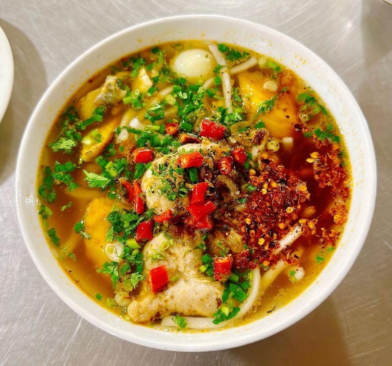 10: Bánh canh cá lóc có thể ăn kèm với bột ớt hoặc ớt tươi