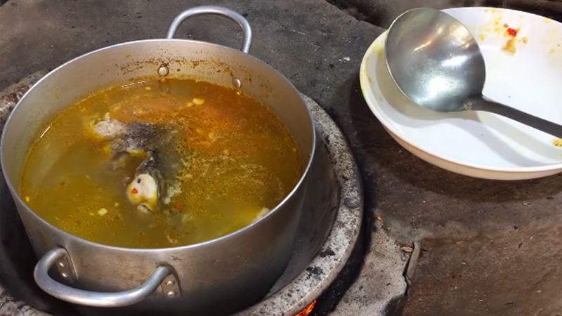 7: Đầu và xương cá lóc sẽ được đem hầm để lấy nước dùng