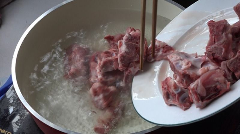 Ảnh 10: Ninh xương lấy nước dùng