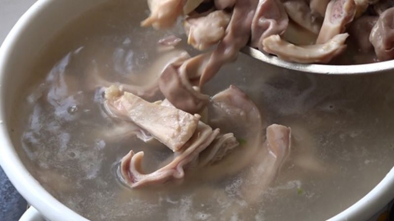 Ảnh 11: Cho bao tử đã xào vào nồi hầm thêm khoảng 50 phút nữa