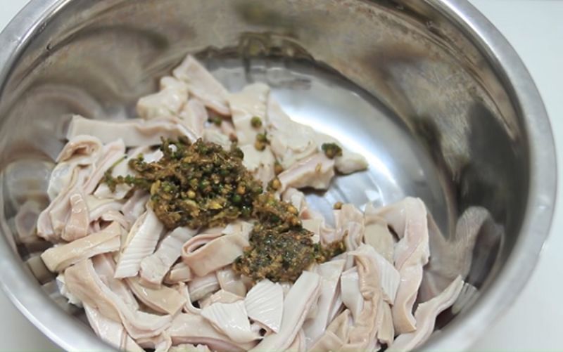 Ảnh 8: Dạ dày cần được ướp trước để thấm đẫm các gia vị trước khi hầm