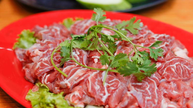 Ảnh 10: Trong món ăn này, thịt bò không nên thái quá mỏng