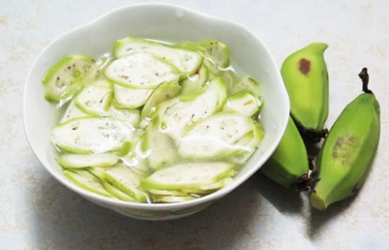Ảnh 3: Chuối và khế sau khi thái nên ngâm nước lạnh