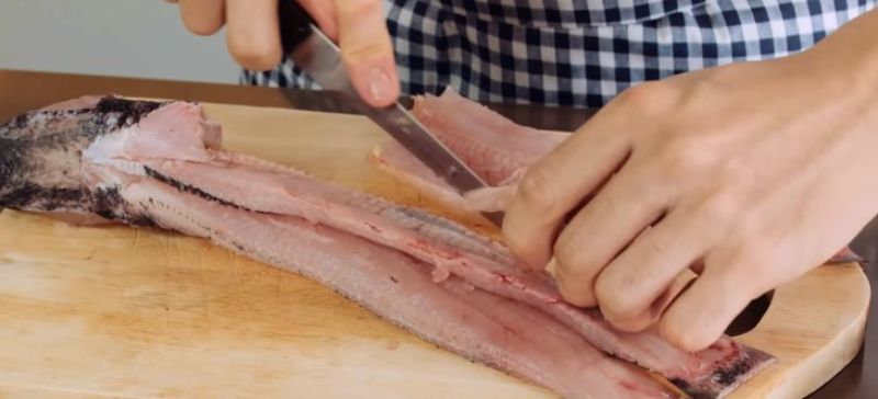 4: Hãy lọc lấy phần thịt phi lê của cá lóc