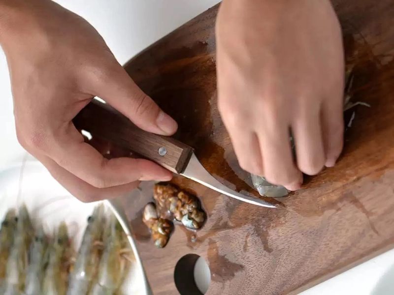 5: Rút chỉ đen sẽ làm giảm mùi tanh khi nấu tôm