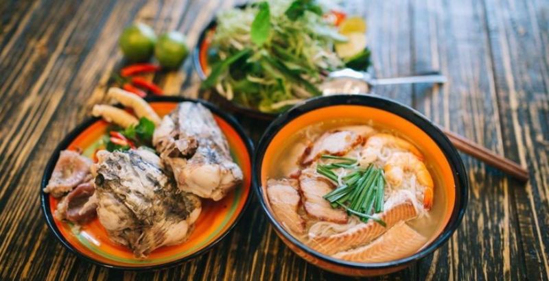 Ảnh 7: Đầu cá, thịt cá và tôm đã chín nên vớt ra bát để riêng