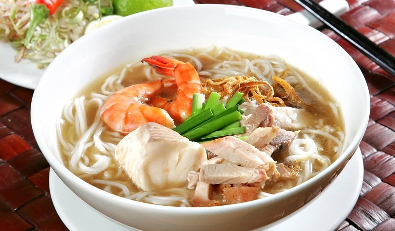 Ảnh 11: Thêm thịt quay, các topping khác cho món ăn của bạn nhé