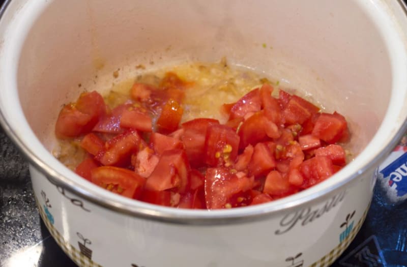 Bắc bếp xào cà chua khoảng 3 - 4 phút