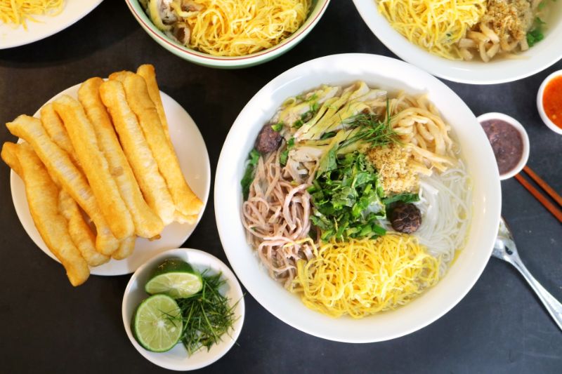 Ảnh 10: Các nguyên liệu được xếp trên bề mặt bát bún sao cho đẹp mắt