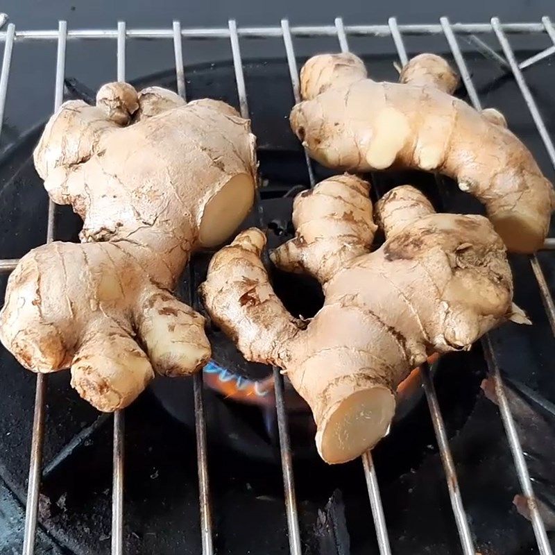 Ảnh 4: Gừng, hành nướng giúp bạn khử mùi cho nước dùng