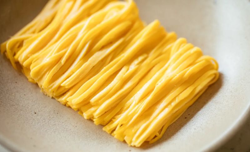 Ảnh 7: Trứng cần cắt thành từng sợi mỏng, dài