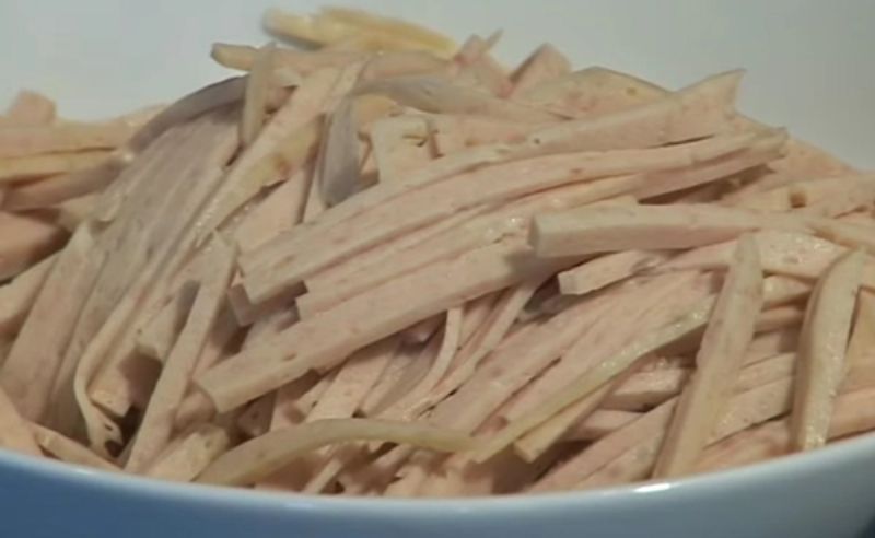 Ảnh 8: Nếu có chả lụa ăn kèm, bạn cũng cắt thành những sợi dài mỏng