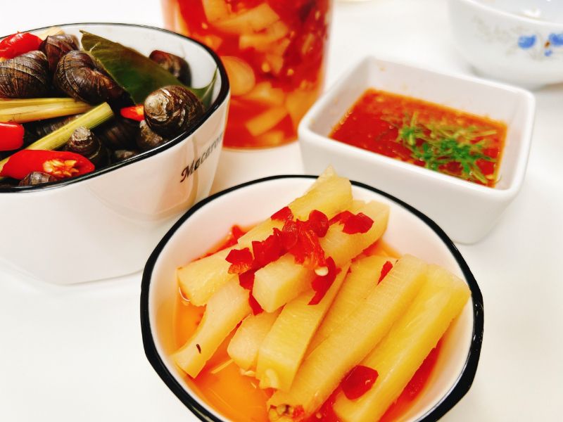 Món bún này ăn kèm măng muối rất ngon đấy