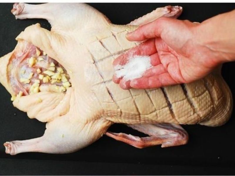 Làm sạch thịt vịt cẩn thận để loại bỏ mùi hôi