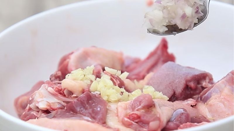 Trước khi nấu, bạn cần ướp cho thịt vịt thấm đều gia vị