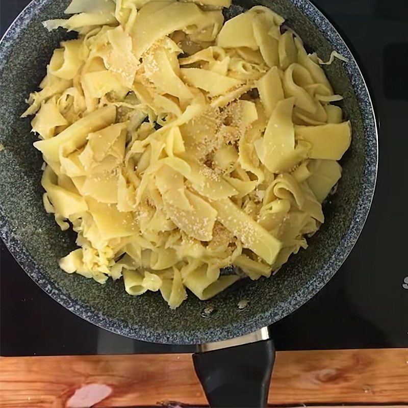 Bạn cần xào măng trước khi nấu để măng ngấm đều gia vị hơn