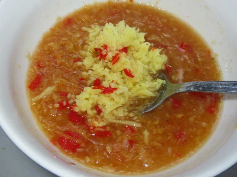 Một bát nước chấm bún vịt chuẩn vị không thể thiếu gừng