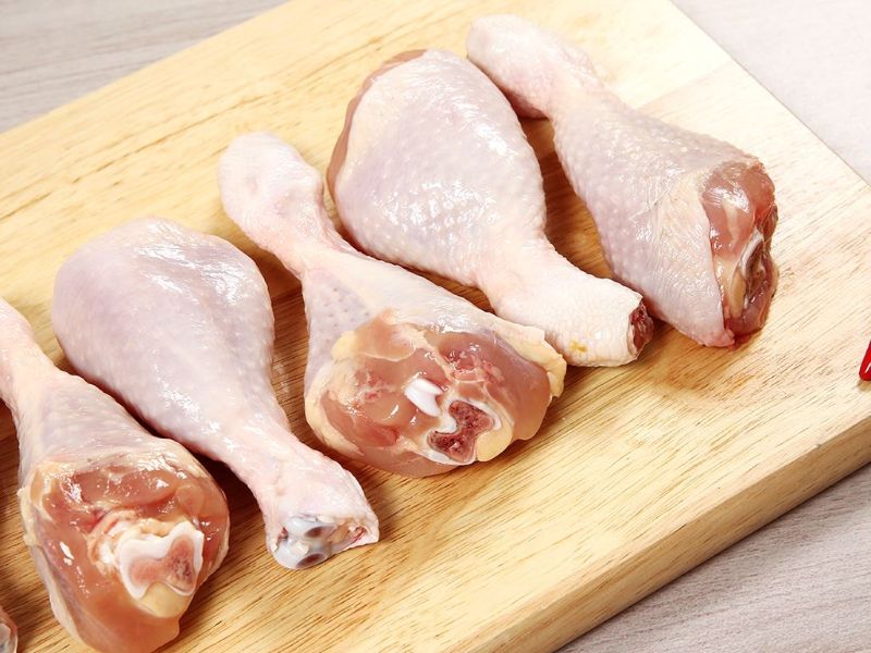 2: Thịt gà sau khi rửa sạch nên để cho ráo nước, ráo máu hoàn toàn thì thịt mới hết hẳn mùi tanh