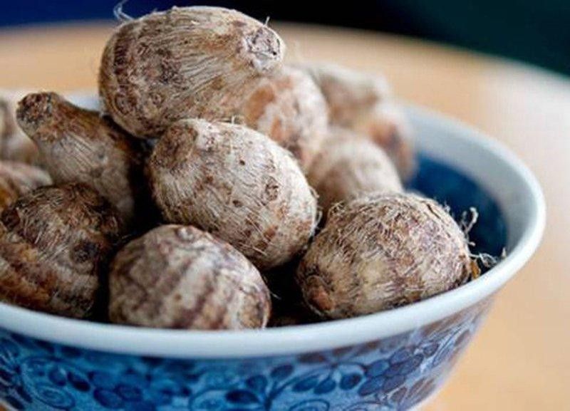6: Hãy luộc và bóc vỏ khoai môn để nấu cà ri
