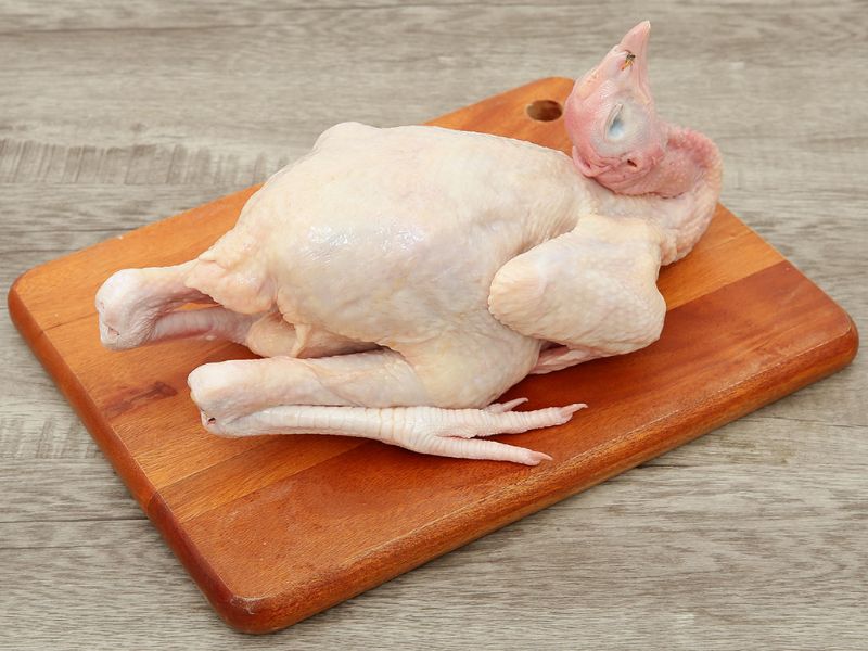 9: Gà ngon nhất để nấu cà ri là gà ta, bạn cũng có thể nấu cả con thay vì nguyên phần đùi