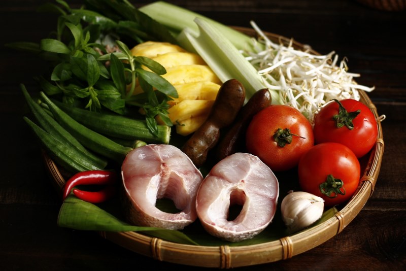 Cà chua, me vắt, rau thơm