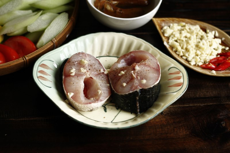 Tiến hành các bước chính nấu canh chua cá lóc