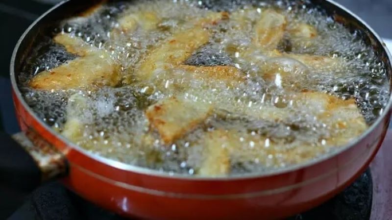 Chiên gà trong nồi dầu nóng