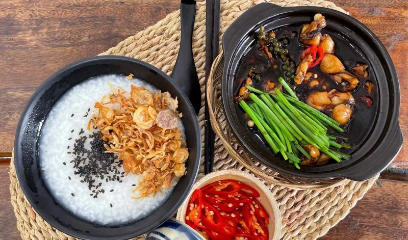 Mỗi miếng cháo sẽ thấm đều gia vị, ăn kèm thịt ếch rất thơm ngon