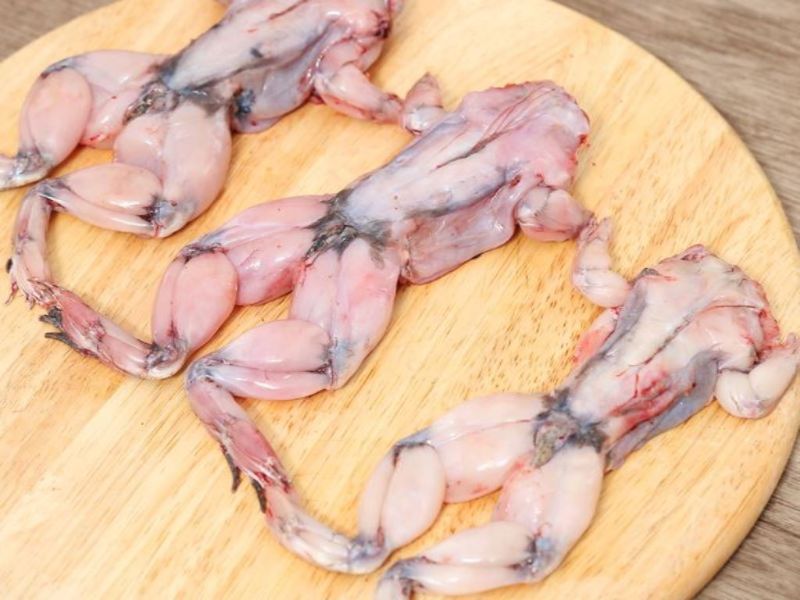 Thịt ếch cần được làm sạch hoàn toàn để tránh mùi khó chịu