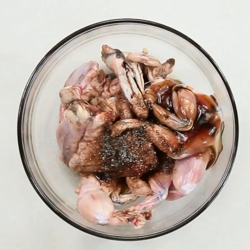 Nếu có thể, bạn hãy ướp thịt ếch trong tủ lạnh qua đêm để các thớ thịt thấm đều gia vị