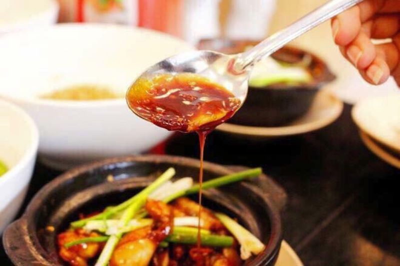 Nước sốt là phần rất quan trọng trong món cháo ếch Singapore