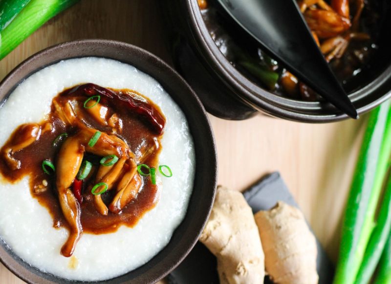 Cách trình bày và thưởng thức cháo ếch rất đơn giản