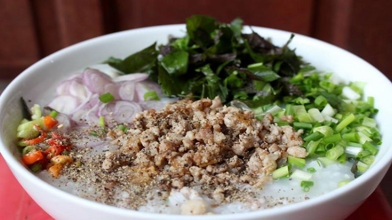 Ảnh 9: Nên để cháo còn khoảng 50 độ ăn là vừa