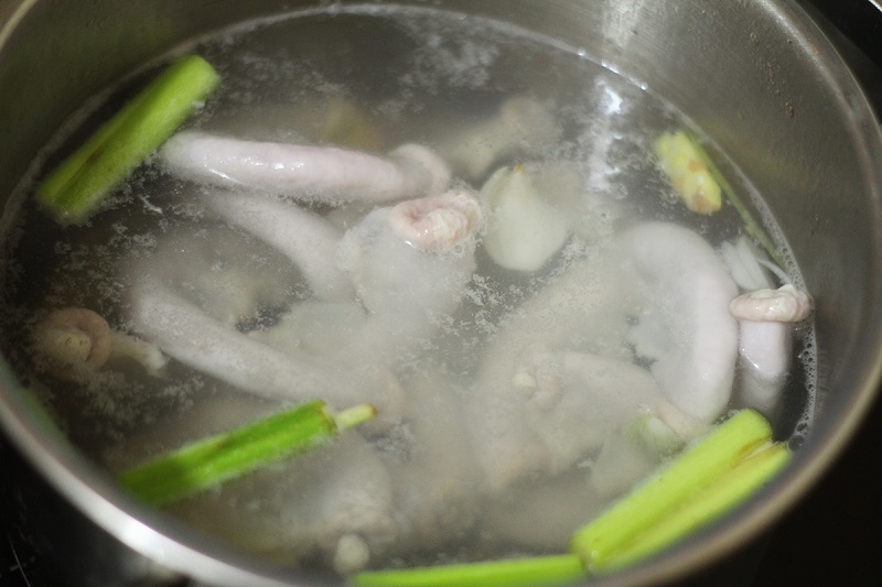 Khử sạch mùi hôi và đặt vào nồi luộc chín