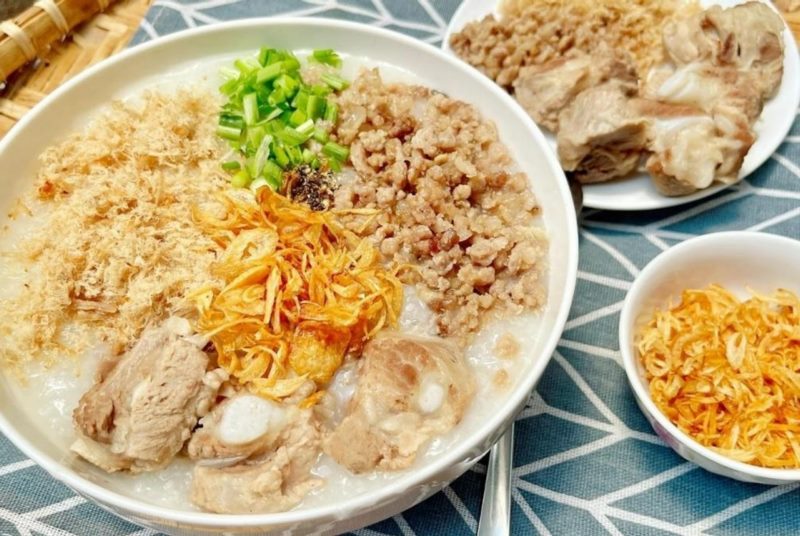 Bày rau thơm, nêm nếm vừa ăn