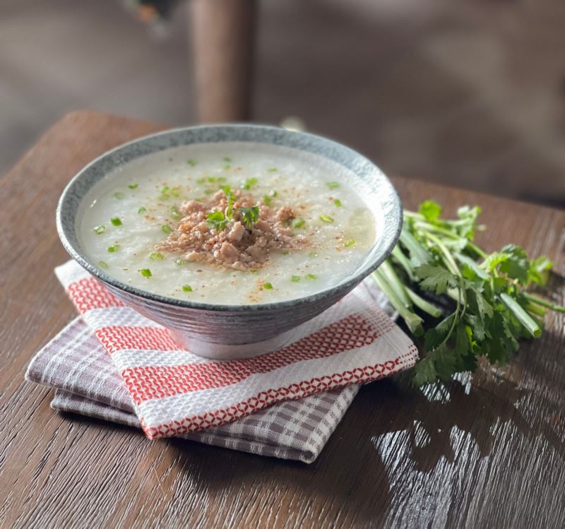 Cháo sườn nóng hổi, mềm mịn, thịt sườn thơm ngọt, mềm tan