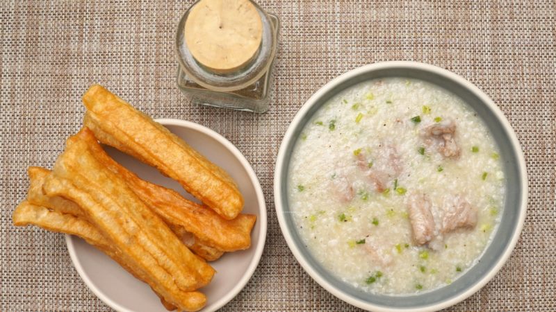 Nấu cháo bằng nồi cơm điện với các nguyên liệu nấm, thịt, cá, rau củ