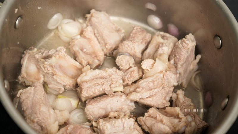 Ninh sườn thật lâu