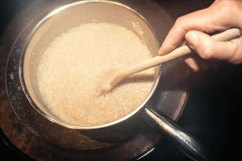 Trong suốt quá trình nấu, chỉ quấy cháo theo 1 chiều duy nhất