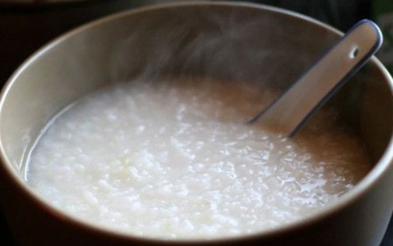 Đầu tiên, bạn nấu cháo trắng theo cách nấu cháo thông thường
