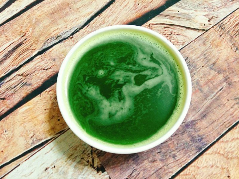 Bạn sẽ phải lọc lấy nước cốt lá dứa như hình bằng rây có mắt nhỏ