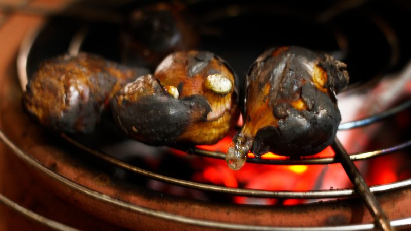 2: HÀnh, gừng, hành tây cần được nướng trên lửa nhỏ để làm thơm ngọt nước dùng