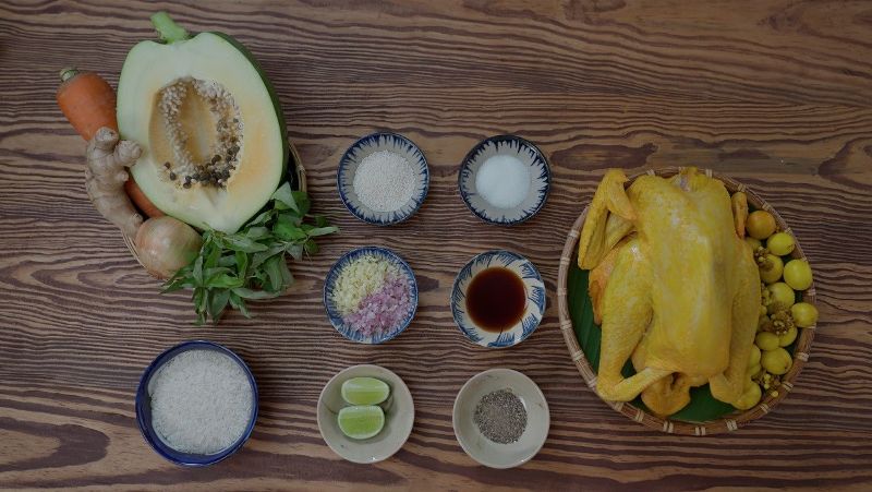 Ảnh 1: Những nguyên liệu cơ bản cho món cơm gà nổi tiếng của Hội An